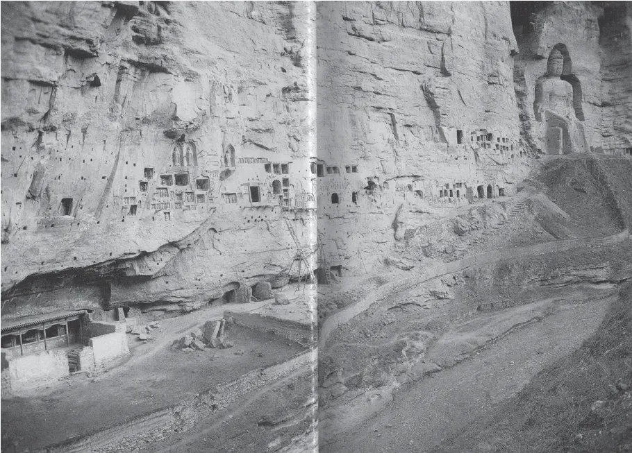 Route au pied des falaises du temple de Bingling