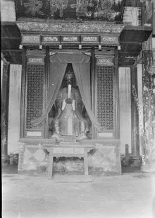 1917至1919年间甘博拍摄的白鹿洞书院孔子像，像设神龛之中，上悬“万世师表”匾