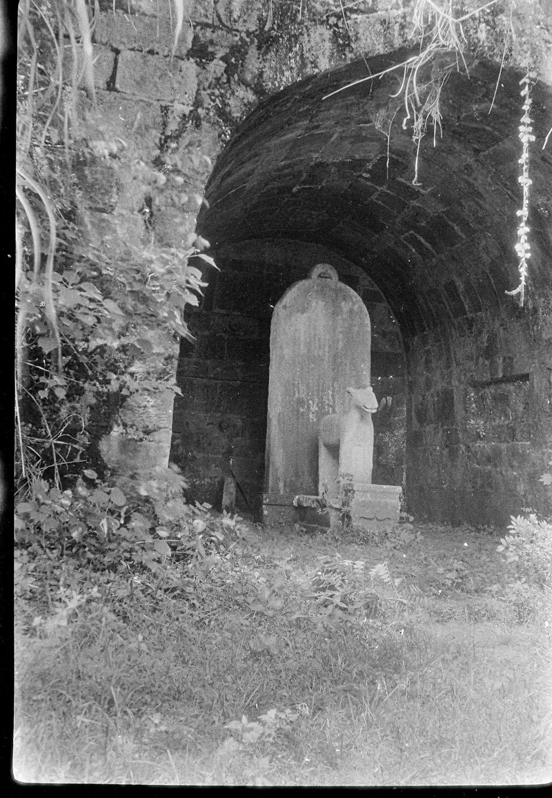 1917至1919年间甘博拍摄的白鹿洞石洞，洞内立碑，碑前石鹿静立