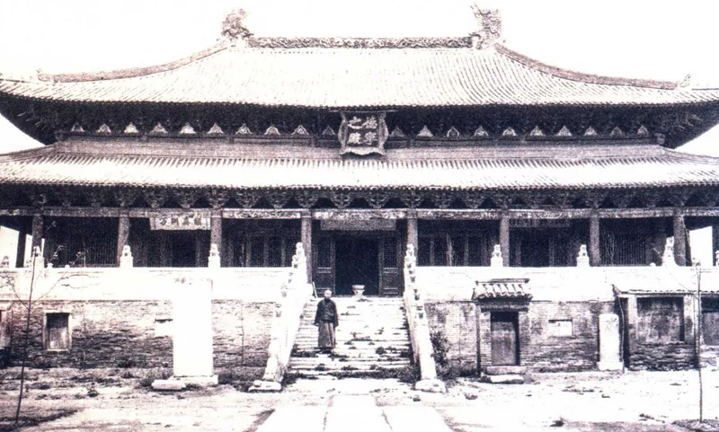 喜仁龙《中国早期艺术史》所收1929年以前曲阳北岳庙正殿正面旧影