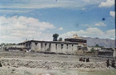 1949年Hugh E. Richardson拍摄的雅砻谷地昌珠寺院墙与金顶