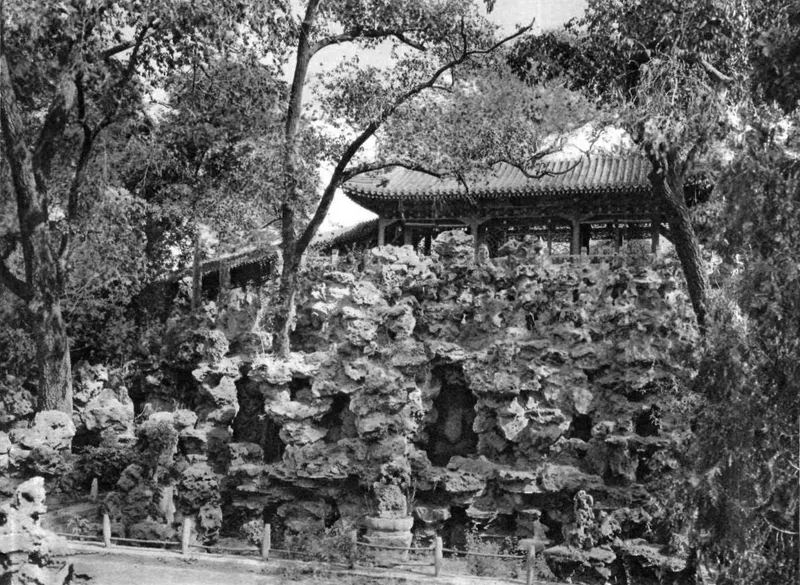 恭王府滴翠岩、秘云洞洞口与山上台榭，喜仁龙《中国园林》所收旧影