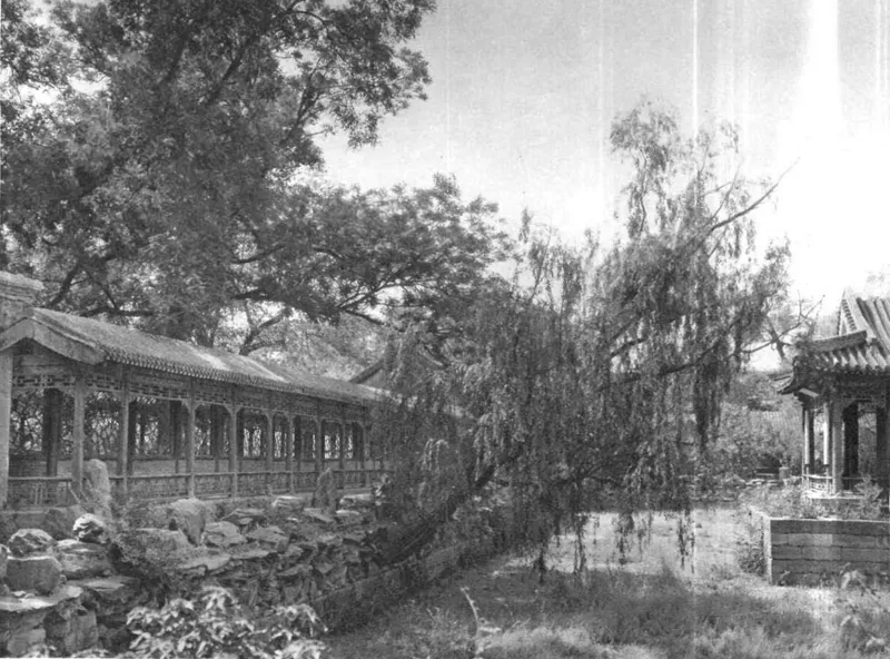 恭王府诗画舫、池岸与垂柳，喜仁龙《中国园林》所收旧影