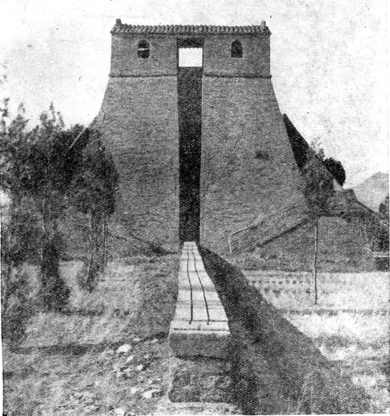 1937年观星台北面外观与量天尺旧影