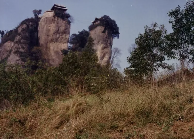 1980年代窦圌山峰顶庙宇远景，赵敏公布的旧影