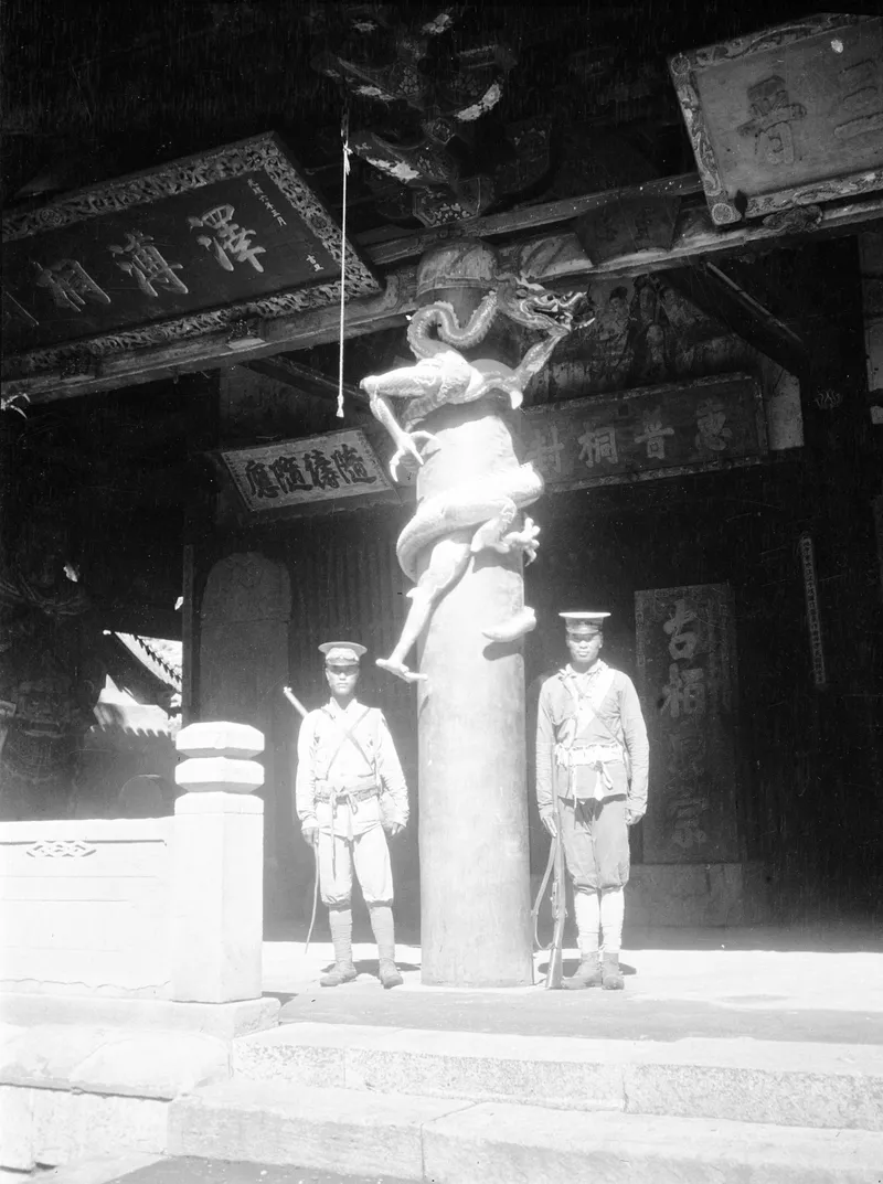 克拉普摄影集:圣母殿蟠龙柱与士兵旧影
