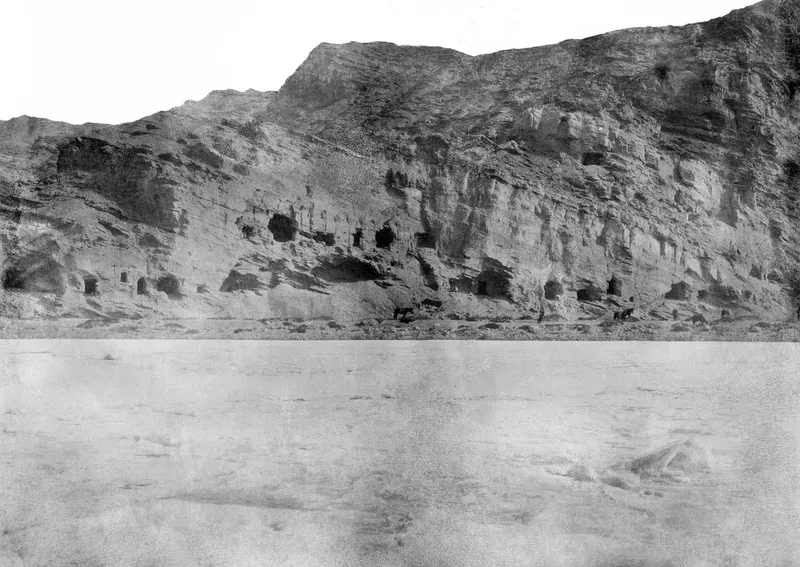 1906至1907年,德国吐鲁番考察队从河对岸拍摄库木吐喇南区主要窟群