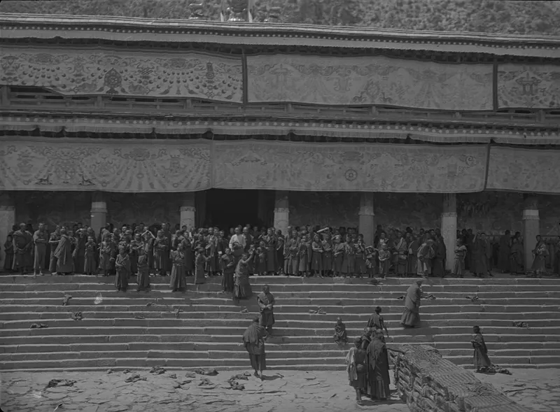 Harrison Forman于1932至1933年间拍摄的拉卜楞寺大经堂及殿前石阶上的僧众
