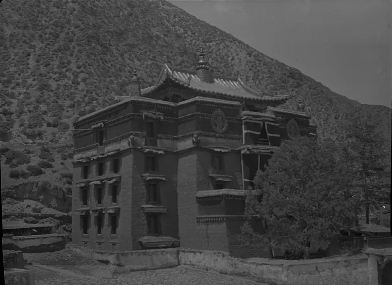 Harrison Forman于1932至1933年间拍摄的拉卜楞寺金瓦殿
