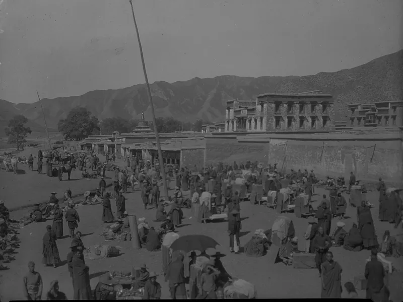 Harrison Forman于1932至1933年间拍摄的拉卜楞寺旁集市