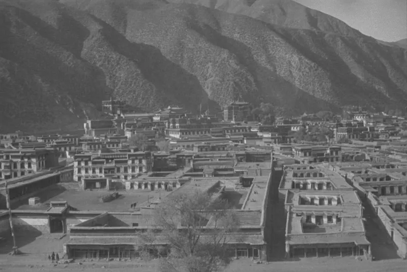 Harrison Forman于1932至1933年间俯瞰拍摄的拉卜楞寺及寺镇