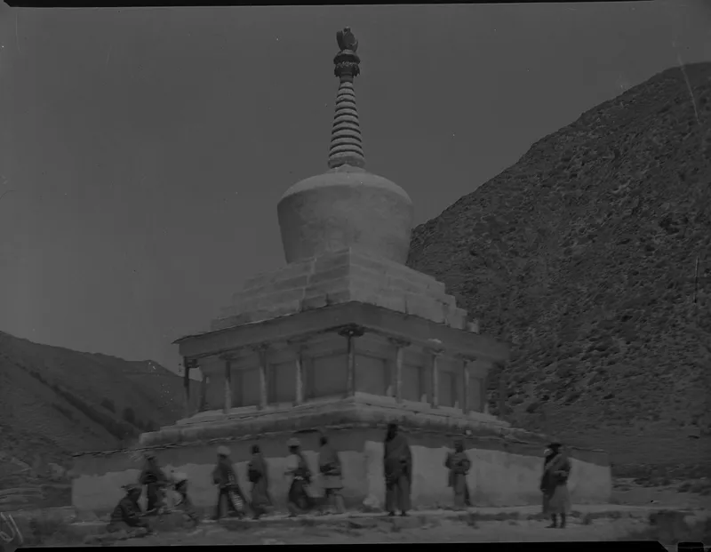 Harrison Forman于1932至1933年间拍摄的绕行拉卜楞寺佛塔的信众