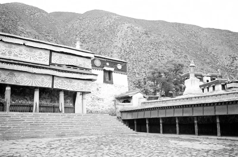 Harrison Forman于1937年拍摄的拉卜楞寺大经堂与转经廊
