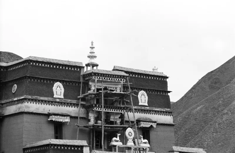 Harrison Forman于1937年拍摄的修缮中的拉卜楞寺佛殿，外搭脚手架