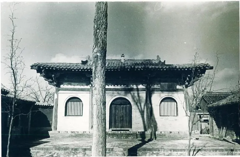 1953 年南禅寺大殿前檐外观,中国文化遗产研究院藏