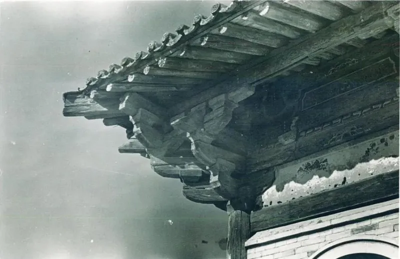 1953 年南禅寺大殿屋檐情况,中国文化遗产研究院藏