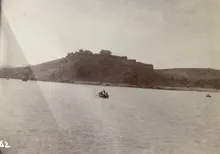 1903年从水面望丹崖山蓬莱阁与城垣，前景有舟船
