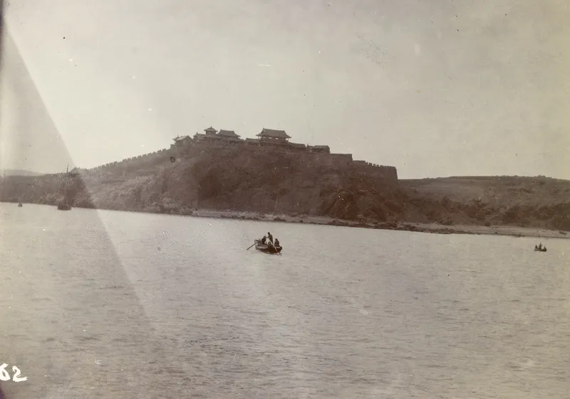 1903年从水面望丹崖山蓬莱阁与城垣，前景有舟船