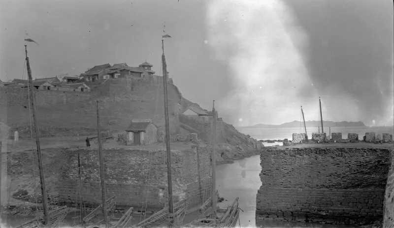 1906至1907年从水城港内望城墙缺口与丹崖山建筑群