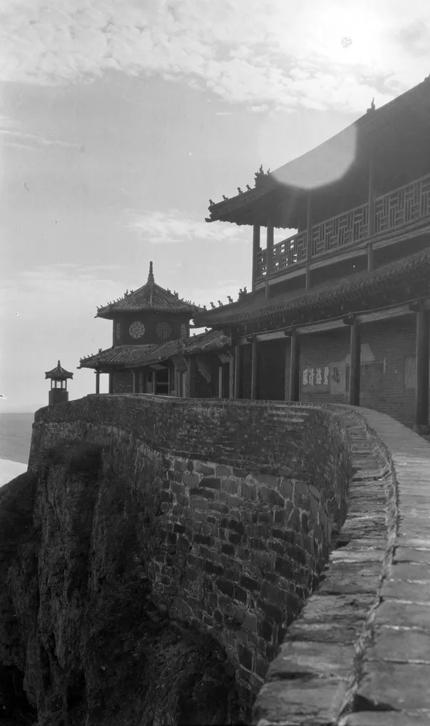 1906至1907年丹崖山临海重檐楼阁、栏杆与墙体近景