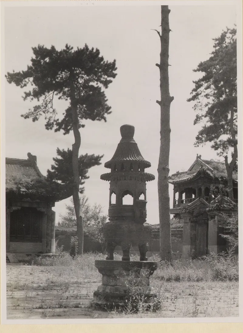 赫达·莫里逊《赫达·莫里逊的中国相册》所收普乐寺院内香炉旧影