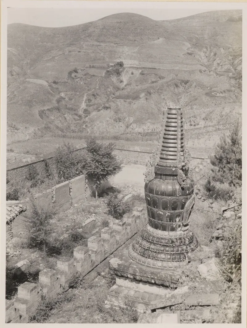 赫达·莫里逊《赫达·莫里逊的中国相册》所收普乐寺琉璃塔与寺外山地旧影