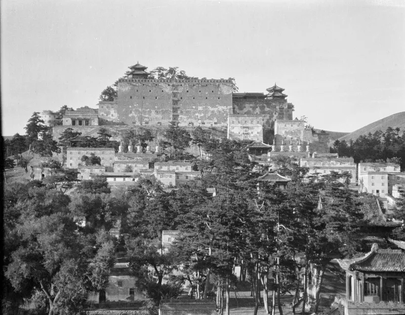 西德尼·甘博《甘博摄影集》第四辑所收普陀宗乘之庙大红台近景旧影