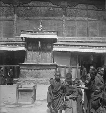 萨迦寺 - sajiasi old 1948 courtyard monks