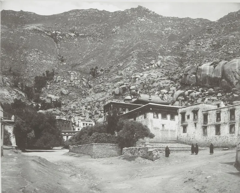 1904年9月前后拍摄的色拉寺建筑与山坡