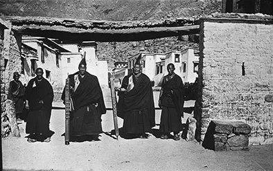 约1922年色拉寺入口与持职事铁杖的僧人