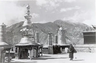 1936年10月18日至21日之间色拉寺大经堂屋顶的鎏金佛教标志