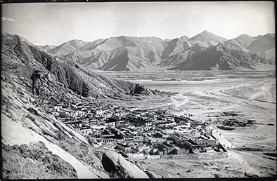 1937年1月从另一处山坡俯拍的色拉寺、山谷与远山