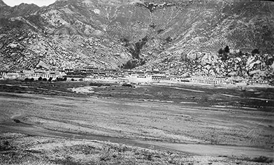 1920至1921年从开阔地带望向山麓色拉寺建筑群