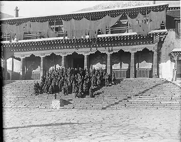 1920至1921年色拉寺色拉杰札仓大经堂与台阶上的僧人