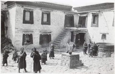 1936年10月18日色拉寺院落、年轻僧人与大型煮茶容器