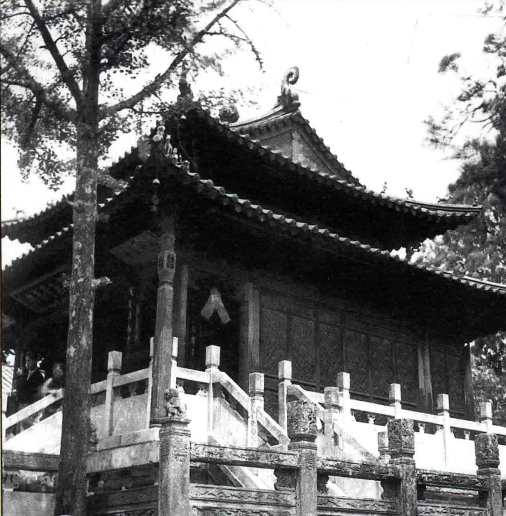 《中国古建筑图典》第二卷所载昆明鸣凤山太和宫侧面旧影