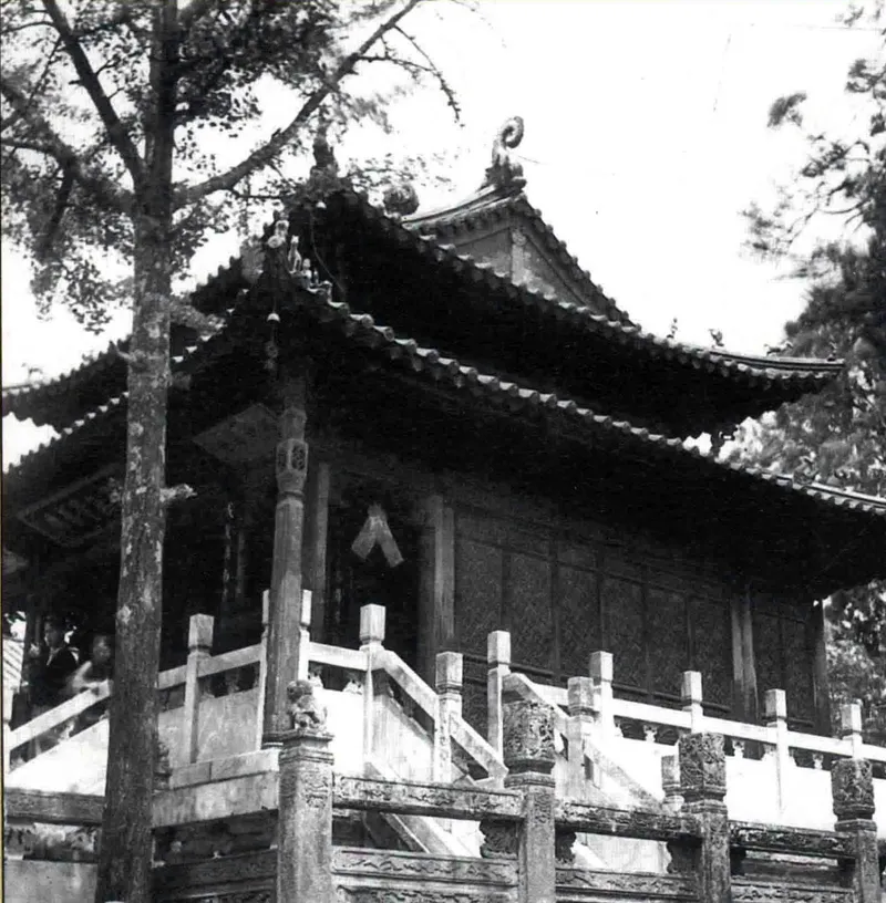《中国古建筑图典》第二卷所载昆明鸣凤山太和宫侧面旧影