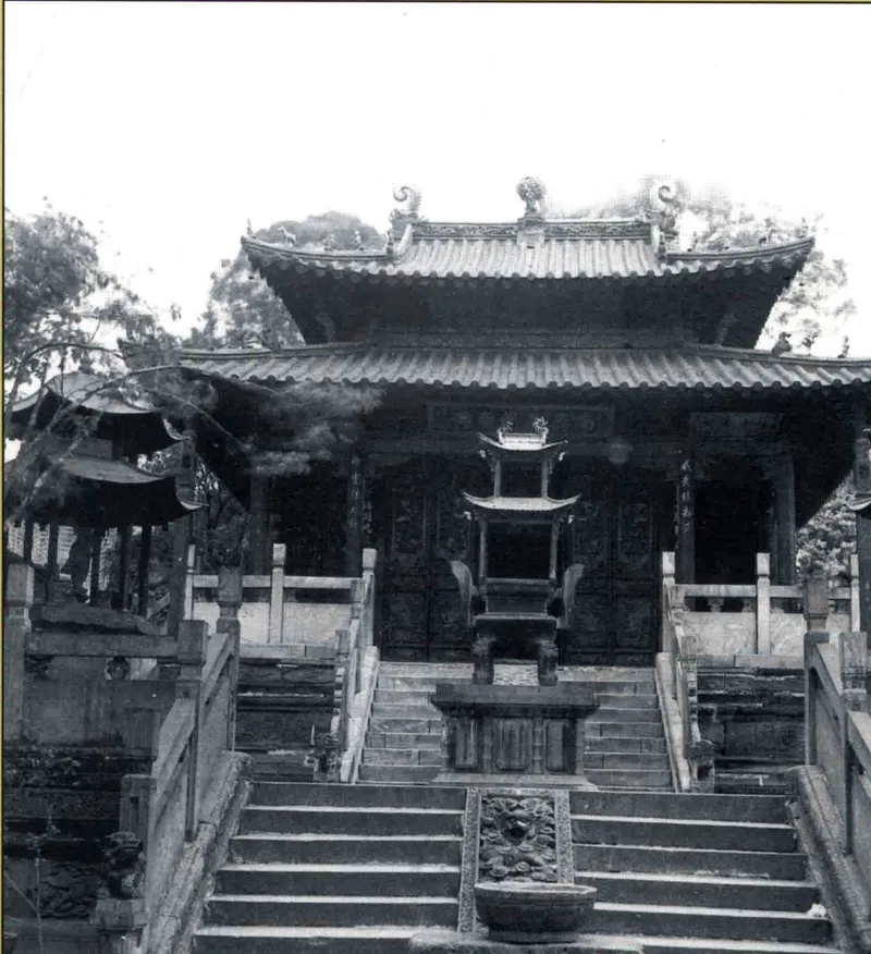 《中国古建筑图典》第二卷所载昆明鸣凤山太和宫金殿正面旧影