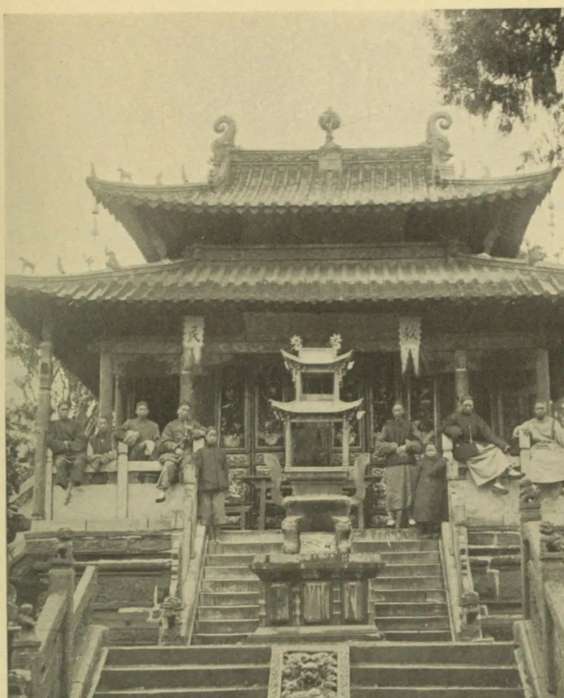 威廉·埃德加·盖尔《中国十八省府》所载1911年昆明金殿正面旧影