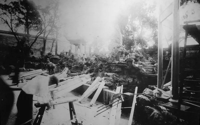 1934年工匠整修天一阁园中构筑物旧影