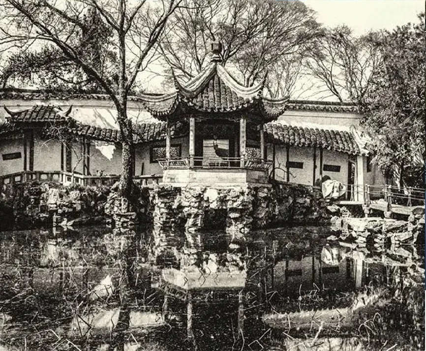 喜仁龙摄网师园月到风来亭，亭廊与池面倒影，收录于《中国园林》