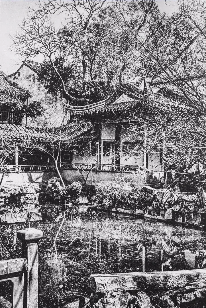 喜仁龙摄网师园射鸭廊，临水建筑与岸边树石，收录于《中国园林》