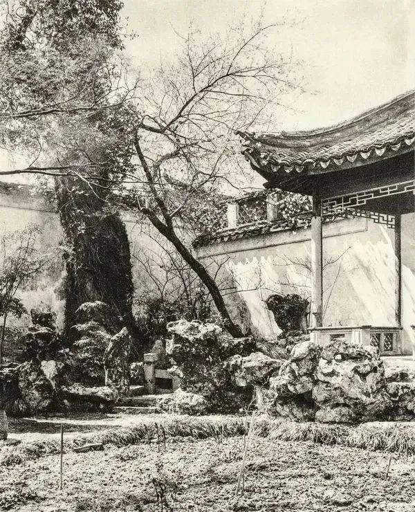 喜仁龙摄网师园殿春簃庭院，花圃、湖石与亭屋，收录于《中国园林》