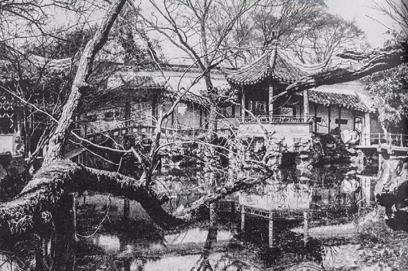 喜仁龙摄网师园月到风来亭另一视角，岸边树木、亭廊与水中倒影，收录于《中国园林》