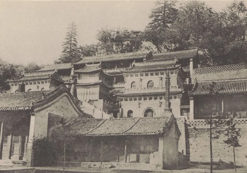 沙畹1907年所摄显通寺五座铜塔与铜殿,《北中国考古图录》