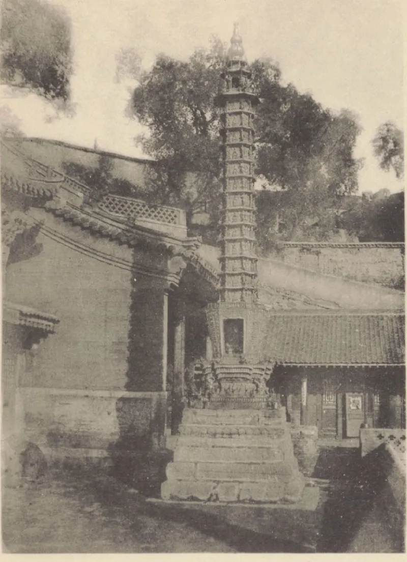 沙畹1907年所摄显通寺方形层级铜塔,《北中国考古图录》