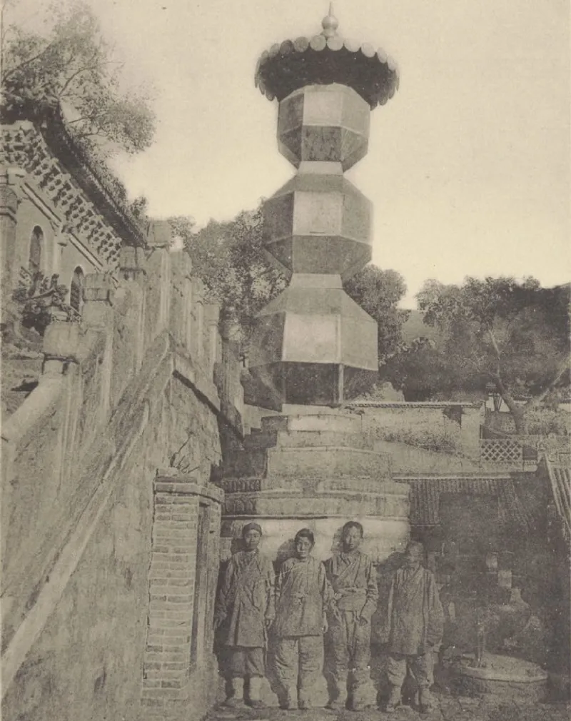 沙畹1907年所摄显通寺分段多角形铜塔,《北中国考古图录》