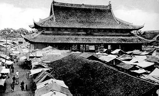苏州图书馆所藏1905年左右玄妙观三清殿与殿前市集旧影