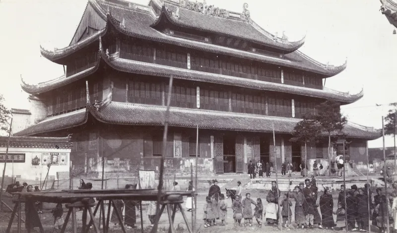 1905至1911年苏州玄妙观弥罗宝阁与阁前人群旧影