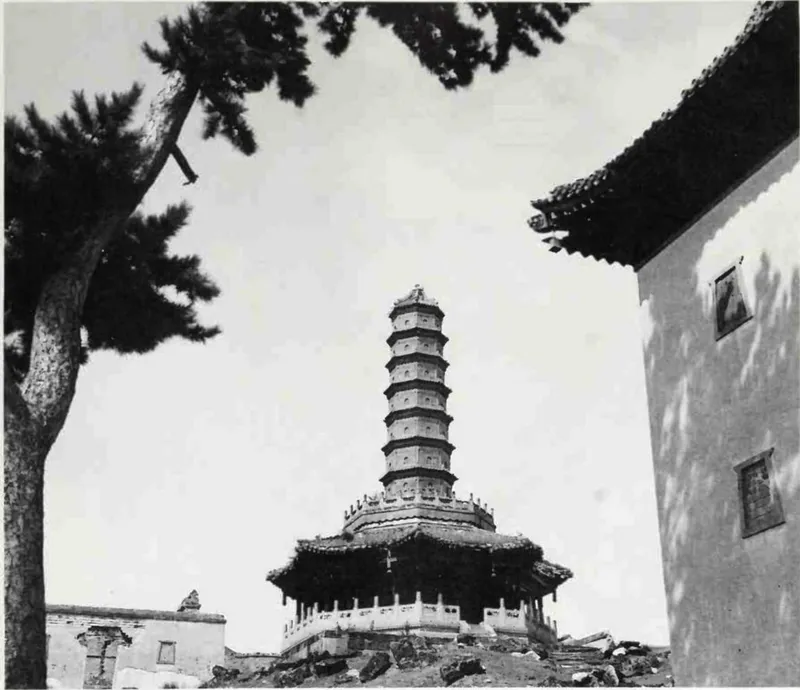 赫达·莫里逊《Travels of a Photographer in China, 1933–1946》所收须弥福寿之庙琉璃佛塔近景
